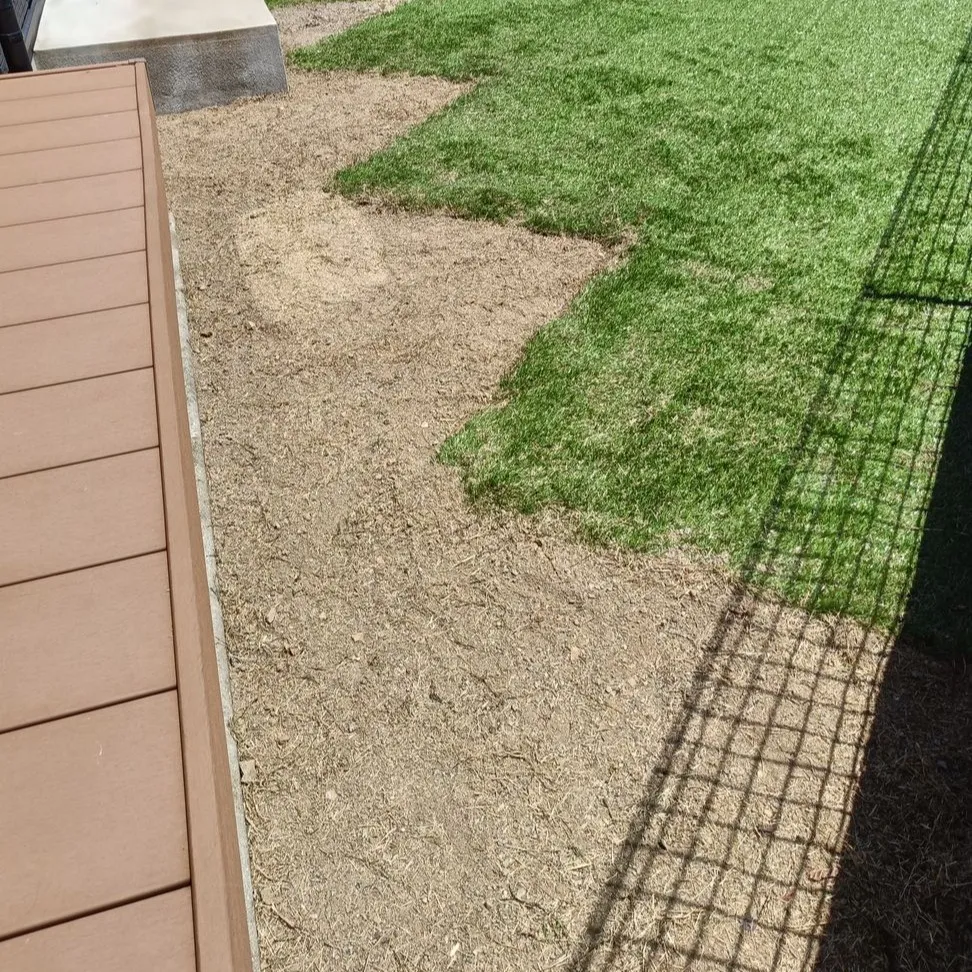 【福岡市東区奈多】人工芝の隙間も見逃さない！ミニつるはしを駆...
